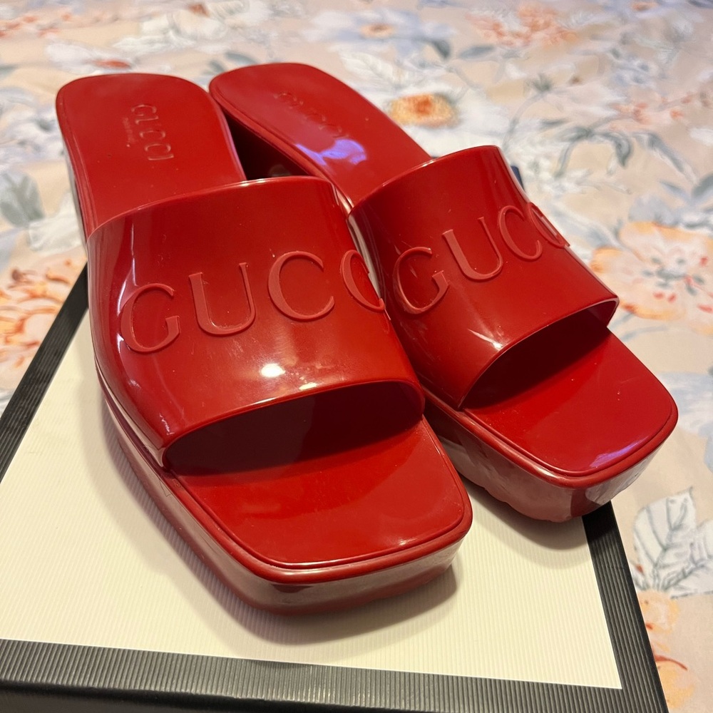 Size 7 Gucci sandals with chunky heel
